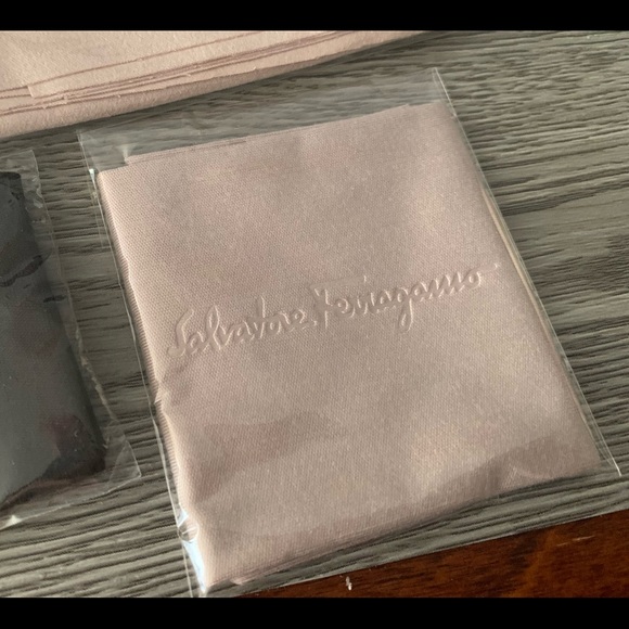 4 brand name optical glasses cloth ( Prada, Bvlgari x 2 & ferragamo) - Picture 3 of 5